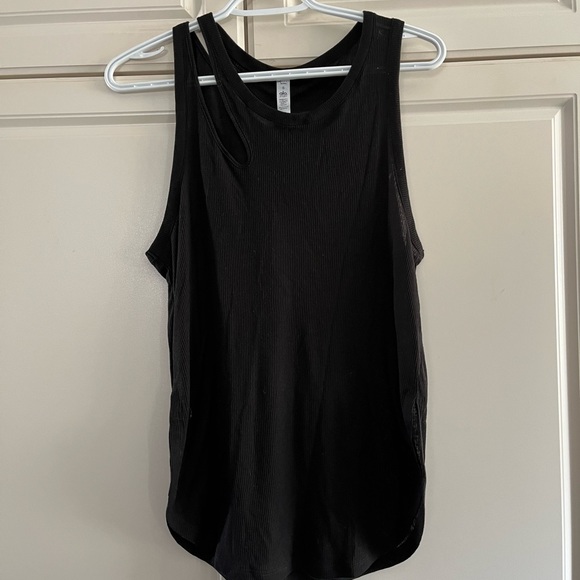 Alo tank with shoulder cut out - Picture 2 of 2